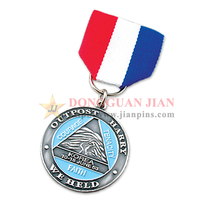 Medallion with Short Ribbon Drape